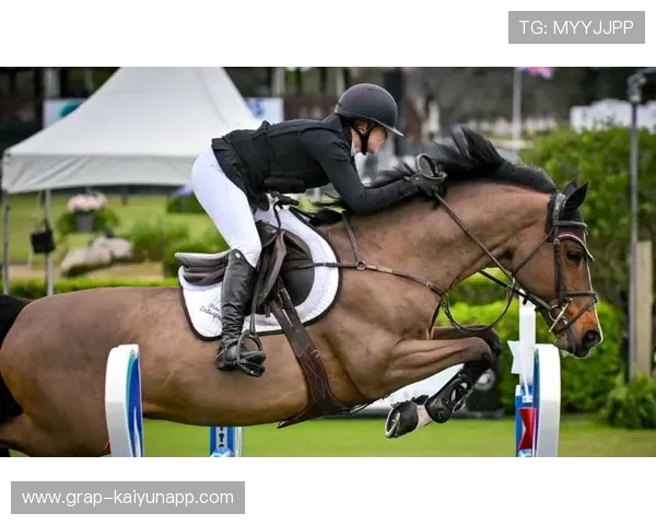 葡萄牙骑手玛丽亚·卡埃塔诺在2024年葡萄牙盛装舞步锦标赛中以“Hit Plus”马匹获得个人赛银牌，展现坚韧精神。